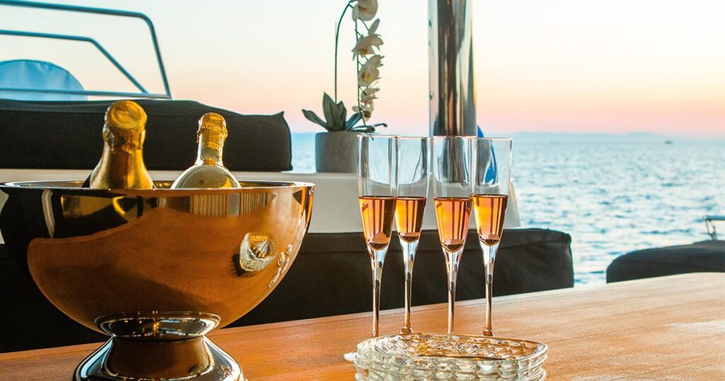 遊艇甲板喝香檳