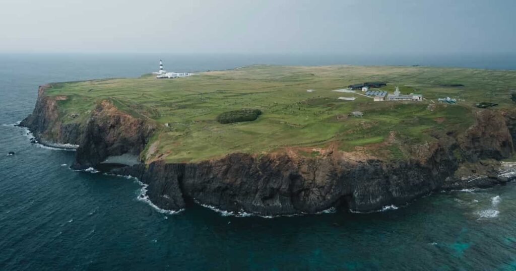 南方四島東吉嶼小島背面