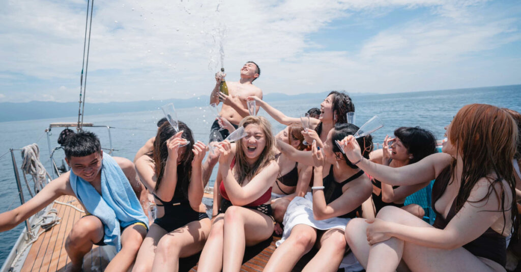 海上包船員旅歡樂香檳慶祝
